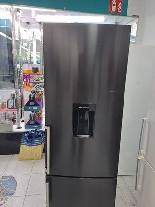 Nevera negra con dispensador de agua con garantía 