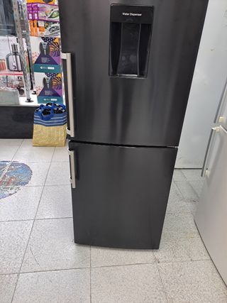 Nevera negra con dispensador de agua con garantía 