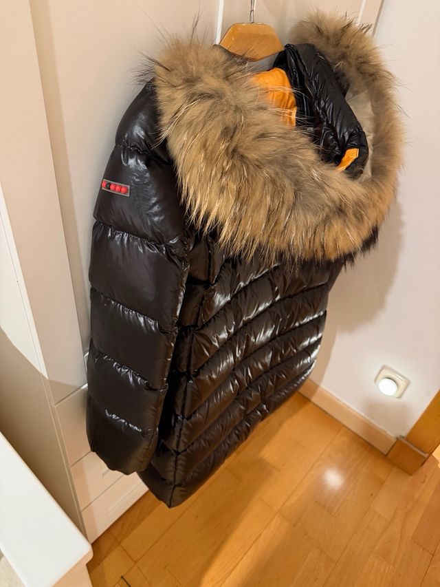 Abrigo Dichi Negro con Capucha y Pelo . talla 40