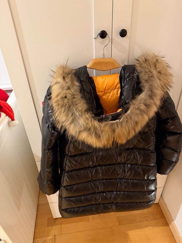 Abrigo Dichi Negro con Capucha y Pelo . talla 40