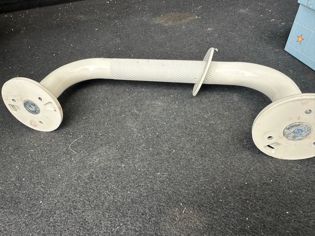 Agarradera de plástico blanca para baño o escalera