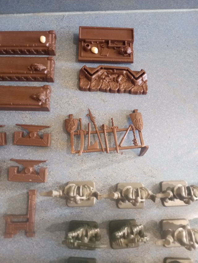 LOTE FIGURAS Y MUEBLES HEROQUEST MB