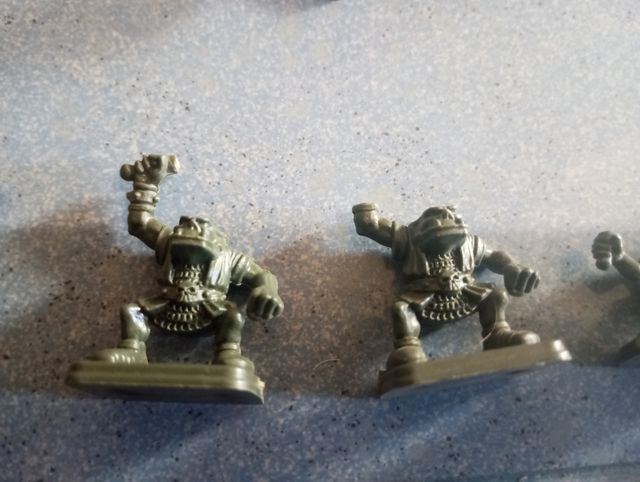 LOTE FIGURAS Y MUEBLES HEROQUEST MB