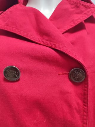 Gabardina roja con cinturón