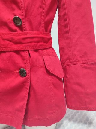 Gabardina roja con cinturón