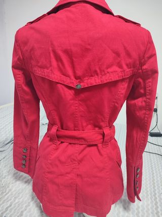 Gabardina roja con cinturón
