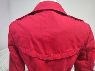 Gabardina roja con cinturón