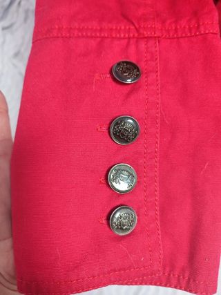 Gabardina roja con cinturón