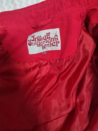 Gabardina roja con cinturón