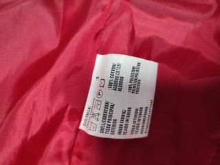 Gabardina roja con cinturón