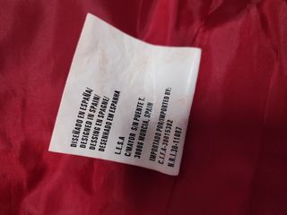 Gabardina roja con cinturón