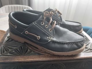 Zapatos náuticos azules y marrones