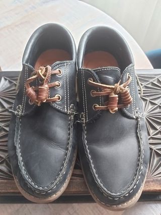 Zapatos náuticos azules y marrones