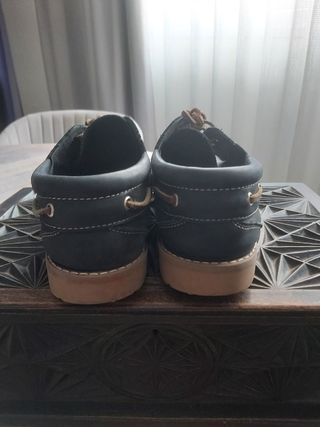 Zapatos náuticos azules y marrones