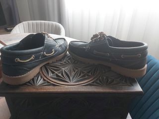 Zapatos náuticos azules y marrones