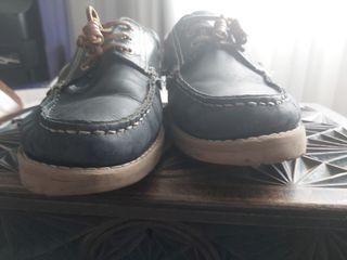 Zapatos náuticos azules y marrones