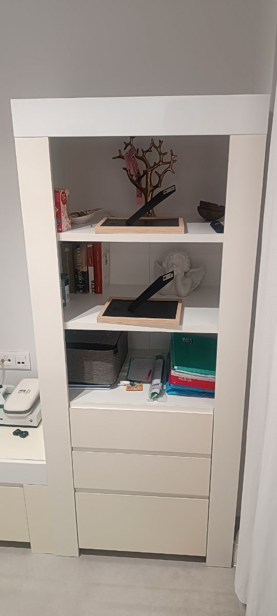 Mueble de comedor blanco y beige