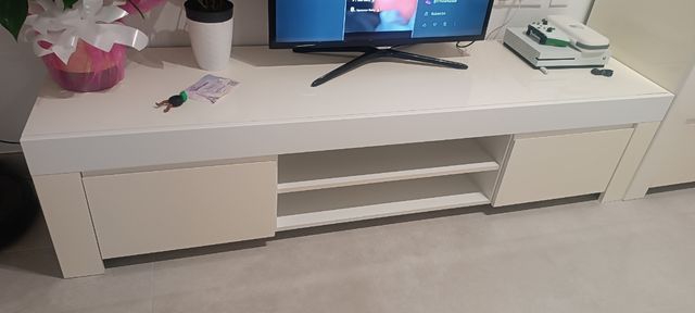 Mueble de comedor blanco y beige