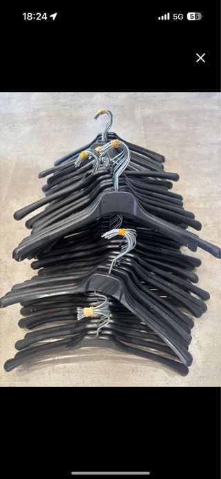 75 Perchas de Plástico Negras