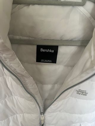 Anorak Bershka Blanco con Capucha