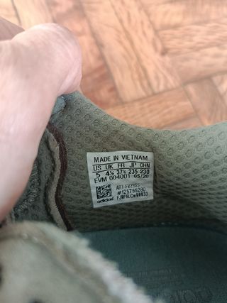 Adidas OZWEEGO Verde Oliva. Talla 37. 1/3