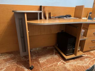 Escritorio madera con ruedas
