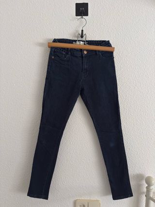 Pantalón vaquero denim slim fit de mezclilla.