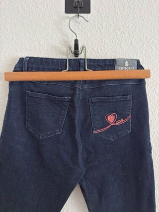 Pantalón vaquero denim slim fit de mezclilla.