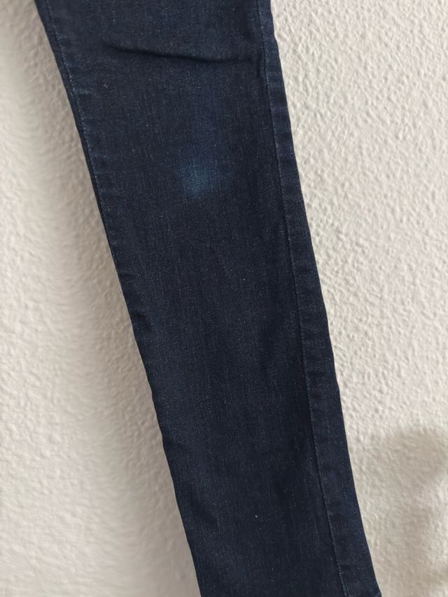 Pantalón vaquero denim slim fit de mezclilla.