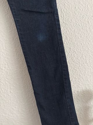 Pantalón vaquero denim slim fit de mezclilla.