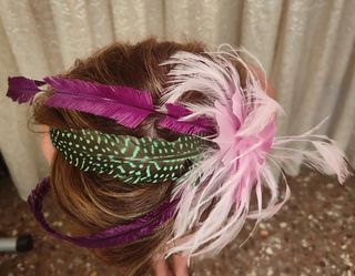 Tocado diadema boda flores y plumas