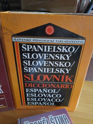 Diccionarios de checo y eslovaco.