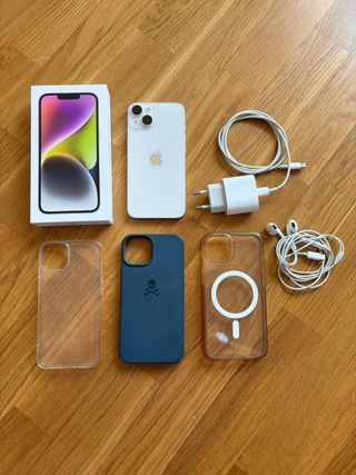 iPhone 14 bianco con accessori