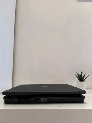 PS4 Slim 1TB + 1 Mando + 2 Juegos