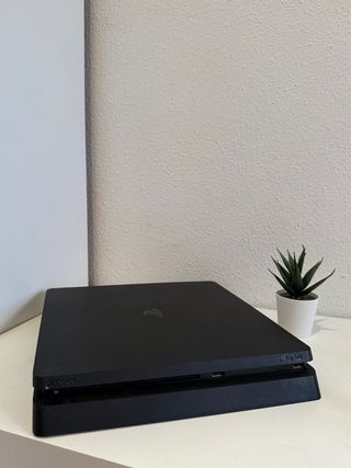 PS4 Slim 1TB + 1 Mando + 2 Juegos