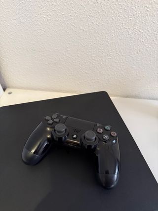 PS4 Slim 1TB + 1 Mando + 2 Juegos