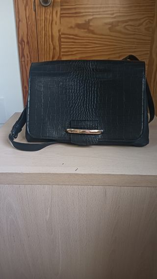 Bolso mediano negro efecto piel cocodrilo