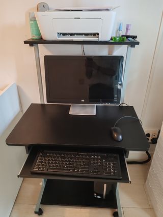 Mesa de ordenador negra con ruedas
