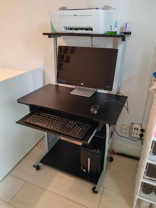 Mesa de ordenador negra con ruedas