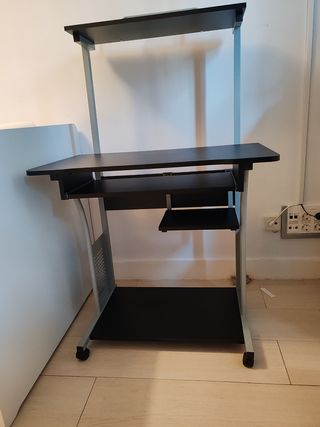Mesa de ordenador negra con ruedas