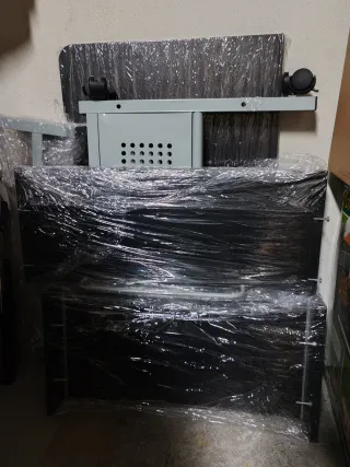 Mesa de ordenador negra con ruedas