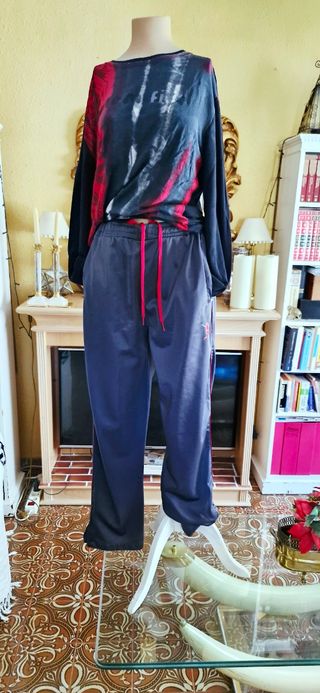 Pantalón chándal gris satinado plomo y rojo cordón