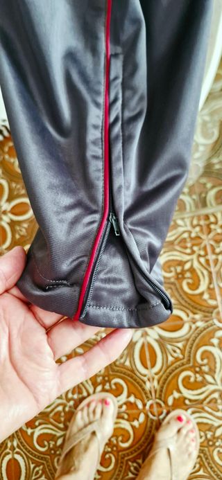Pantalón chándal gris satinado plomo y rojo cordón