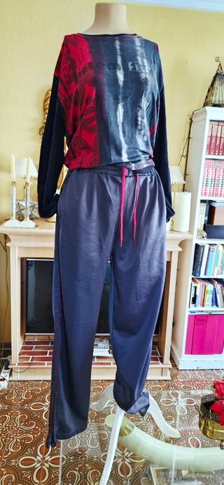 Pantalón chándal gris satinado plomo y rojo cordón