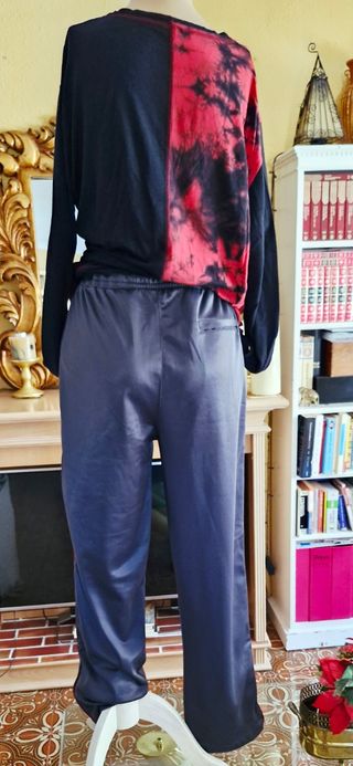 Pantalón chándal gris satinado plomo y rojo cordón