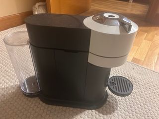 Cafetera Nespresso Blanca y Negra modelo vertuo