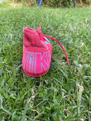 Botas de fútbol Nike rosas