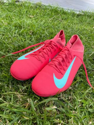 Botas de fútbol Nike rosas