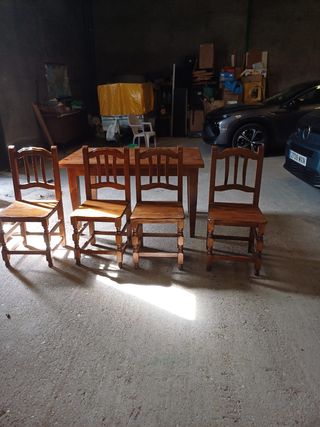 Mesa de madera con 4 sillas
Pino macizo
