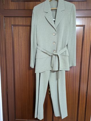 Traje de pantalón beige y gris